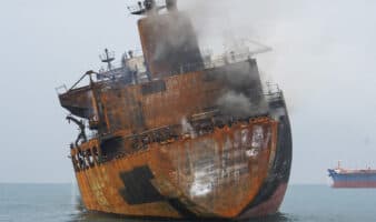 Guerra en Medio Oriente | Petroleros atacados en Irak y carguero en Ormuz; Brent supera los 100 dólares