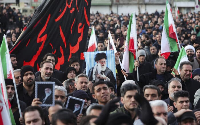 Aristegui en Vivo: La muerte del ayatolá Alí Jameneí; petroprecios se disparan; Shakira arrasa en el Zócalo (02/03/2026)