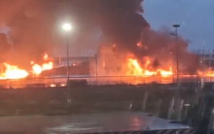 Lo mejor de Aristegui en Vivo: Explosión e incendio en perímetro de Dos Bocas; cinco personas murieron; Irán no era 'amenaza inminente' (18/03/2026)