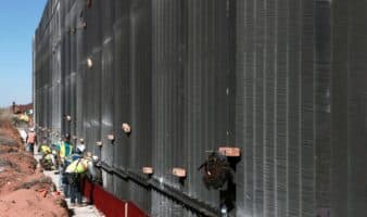 Este es el muro negro que Estados Unidos construye en la frontera con México para dificultar escalada de migrantes