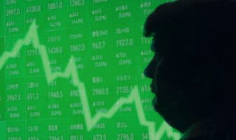 La BBC documenta patrón de operaciones sospechosas antes de anuncios clave de Trump