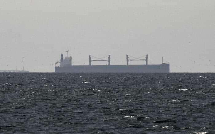 Irán golpea instalaciones energéticas del Golfo y abre diálogo con Omán sobre navegación en Ormuz