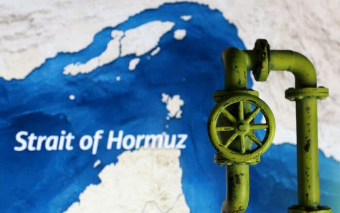 Irán suspende el paso de petroleros por Ormuz por ataque israelí en Líbano, según Fars