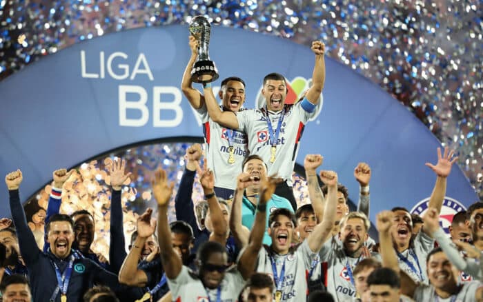 Aristegui en Vivo: 'La IA no es neutral', primera encíclica del papa; acuerdo histórico México y UE; ¡Cruz Azul campeón! (25/05/2026)