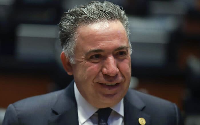 Licencia de Inzunza dura horas; regresa al Senado