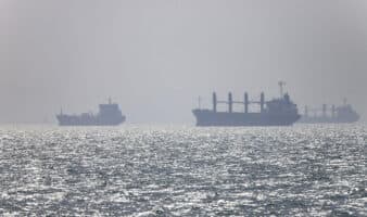 EE.UU. busca abrir ruta bidireccional en Ormuz; Irán descarta una solución militar