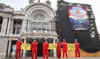 Con manta en Bellas Artes, Greenpeace exige a Semarnat frenar autorización de 'Perfect Day Mahahual'