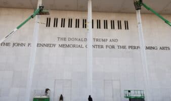 Revés para Trump; juez le ordena retirar su nombre del Kennedy Center
