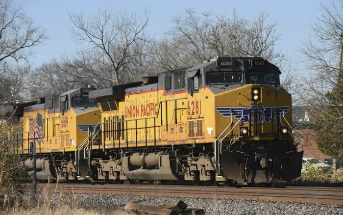 Tres mexicanos entre los migrantes muertos hallados en ferrocarril de Texas: SRE