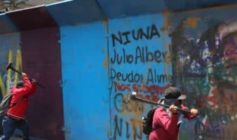CNTE amaga con boicotear el Mundial y arremete contra vallas que amurallan al Zócalo