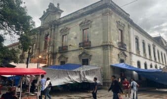 En la víspera del mundial, CNTE bloquea aeropuerto, terminal de Pemex y caseta de peaje en Oaxaca