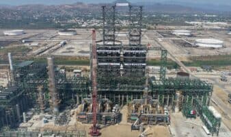 Flamazo deja tres trabajadores lesionados en refinería de Pemex