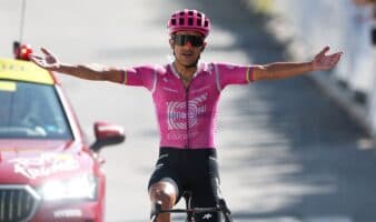 Richard Carapaz conquista la etapa 18 del Tour de Francia; UAE enfrenta problemas por enfermedad