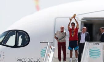 Los campeones del mundo llegan a una España que los recibe como héroes
