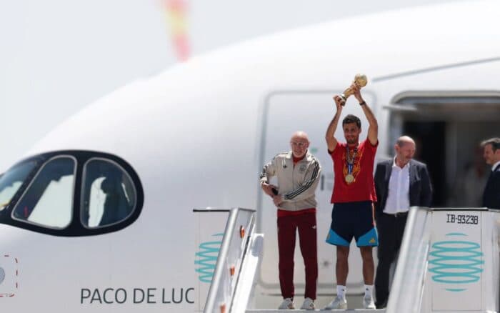 Los campeones del mundo llegan a una España que los recibe como héroes