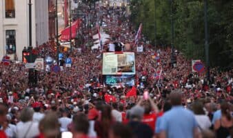 ¡Remada masiva!: Selección noruega recibe una bienvenida de héroes en Oslo