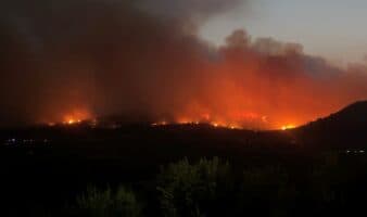Incendios arrasan España y Francia: más de 325 mil personadas evacuadas