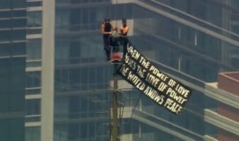 Pareja burla la seguridad y escala el Empire State Building para comprometerse