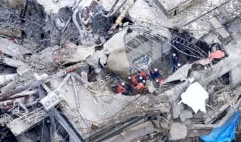 Suben a 18 los muertos por sismo en Japón; sigue búsqueda de sobrevivientes