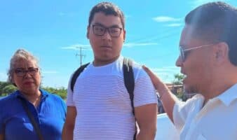 Ángel, joven autista expulsado por la Universidad Bienestar en Oaxaca, regresa a las aulas tras amparo
