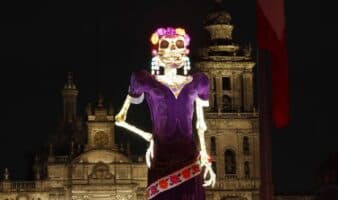 Catrina de más de 30 metros protagoniza la Megaofrenda del Zócalo y rompe récord Guinness