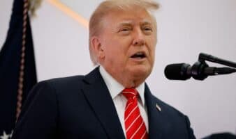 Trump dice que no atacará Irán antes de las elecciones y confirma conversaciones 'productivas'