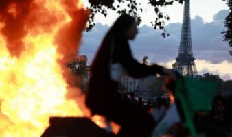 Francia decreta los primeros toques de queda lunes y martes en varias ciudades tras disturbios