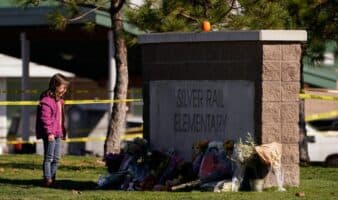 Autor del tiroteo con 4 muertos en una escuela de Oregón usó una escopeta de su madre